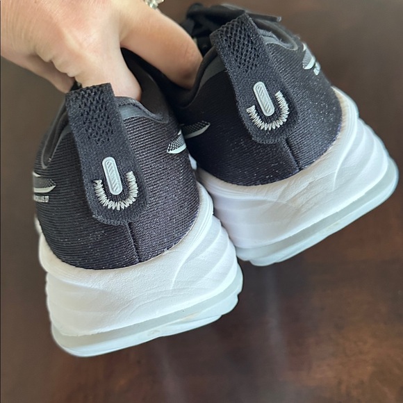 ASICS cumulus 27  Black and White Athletic Sneakers 7.5 - Picture 8 of 12